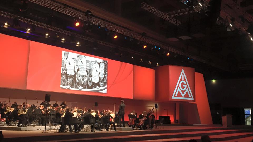 Uraufführung der »Working Class Overture« von Frank Heckel in der Halle 11.1 der Frankfurt Messe am 18. Oktober 2015 durch die Neue Philharmonie Frankfurt unter der Leitung von Jens Troester Foto der Neuen Philharmonie Frankfurt in der Frankfurt Messe